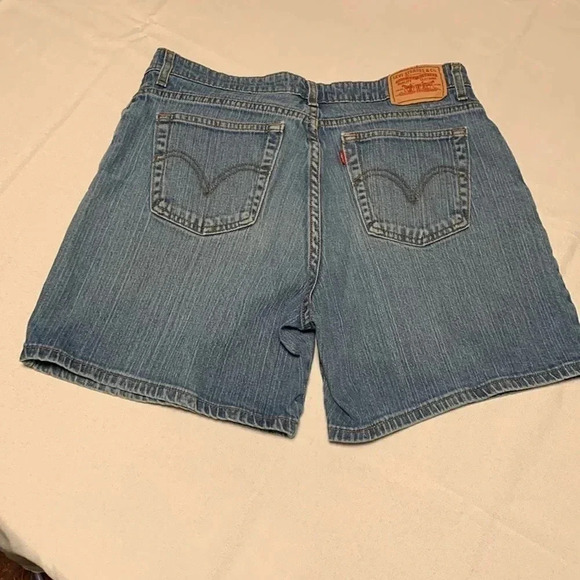 Levi’s women’s shorts Size 16, excellent condition. - Picture 3 of 3